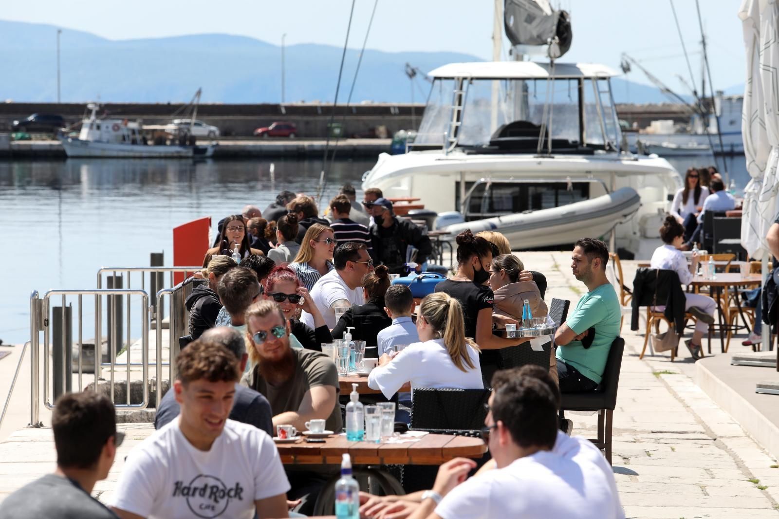 04.05.2021., Rijeka - Suncan dan napunio  terase kafica.
 Photo: Goran Kovacic/PIXSELL