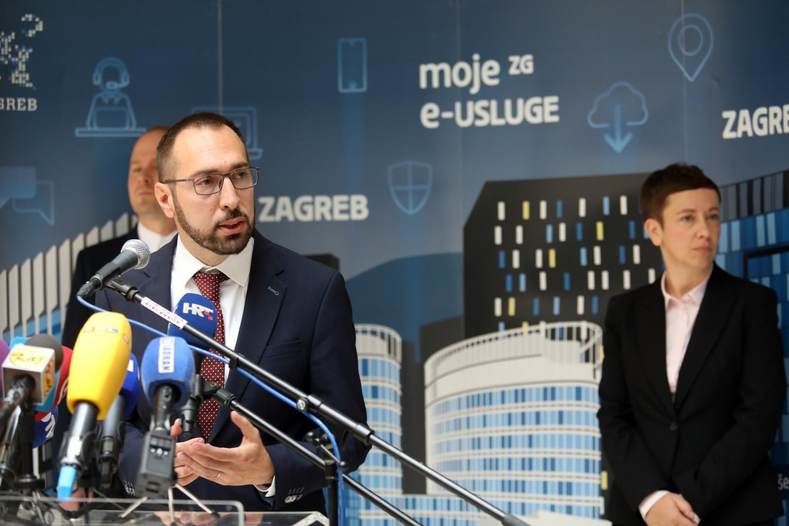 04.06.2021., Zagreb - Nakon primopredaje izvrsnih ovlasti gradonacelnika Grada Zagreba izmedju dosadasnje zamjenice gradonacelnika ujedno i obnasateljice duznosti gradonacelnika Grada Zagreba dr.sc. Jelene Pavicic Vukicevic i novoizabranog gradonacelnika, Tomislav Tomasevic obratio se medijima  Photo: Patrik Macek/PIXSELL