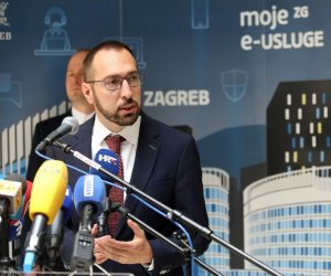 04.06.2021., Zagreb - Nakon primopredaje izvrsnih ovlasti gradonacelnika Grada Zagreba izmedju dosadasnje zamjenice gradonacelnika ujedno i obnasateljice duznosti gradonacelnika Grada Zagreba dr.sc. Jelene Pavicic Vukicevic i novoizabranog gradonacelnika, Tomislav Tomasevic obratio se medijima  Photo: Patrik Macek/PIXSELL