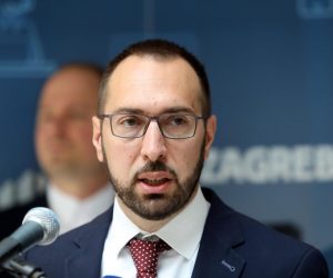 04.06.2021., Zagreb - Nakon primopredaje izvrsnih ovlasti gradonacelnika Grada Zagreba izmedju dosadasnje zamjenice gradonacelnika ujedno i obnasateljice duznosti gradonacelnika Grada Zagreba dr.sc. Jelene Pavicic Vukicevic i novoizabranog gradonacelnika, Tomislav Tomasevic obratio se medijima  Photo: Patrik Macek/PIXSELL