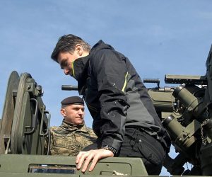 05.03.2013., Petrinja - Predsjednik Vlade RH Zoran Milanovic u pratnji ministra obrane Ante Kotromanovica i nacelnika GS OS RH generala Drage Lovrica obisao je vojarnu Predrag Matanovic. Tijekom obilaska gostima je predstavljen BOV Patria AMV 8x8 i smjestajni objekti u vojarni. Photo: Nikola Cutuk/PIXSELL
