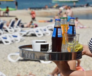 05.07.2018., Vodice - Konobar na plazi. 
Photo: Hrvoje Jelavic/PIXSELL