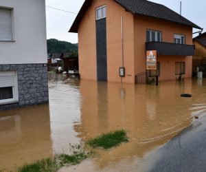 06.06.2021., Vidovci - Jako nevrijeme prouzročilo poplavu u Vidovcima.  Zatvorena drzavna cesta izmedju Pleternice i Pozege, bujice vode prolaze kroz dvorista. Sve je puno blata i smeca. Evakuiran je dio stanovnistva Vidovaca.
Photo: Ivica Galovic/PIXSELL