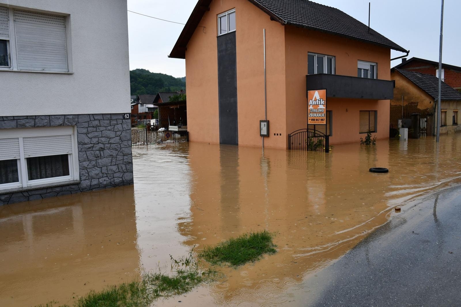 06.06.2021., Vidovci - Jako nevrijeme prouzročilo poplavu u Vidovcima.  Zatvorena drzavna cesta izmedju Pleternice i Pozege, bujice vode prolaze kroz dvorista. Sve je puno blata i smeca. Evakuiran je dio stanovnistva Vidovaca.
Photo: Ivica Galovic/PIXSELL