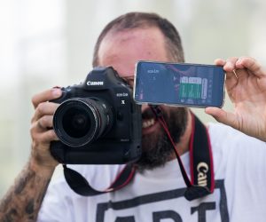 Zagreb: Fotoreporter na terenu radi Facebook live uz pomoć mobilnog telefona 06.09.2018., Zagreb - Fotoreporter na terenu radi Facebook live uz pomoc mobilnog telefona. 
Photo: Davor Puklavec/PIXSELL
