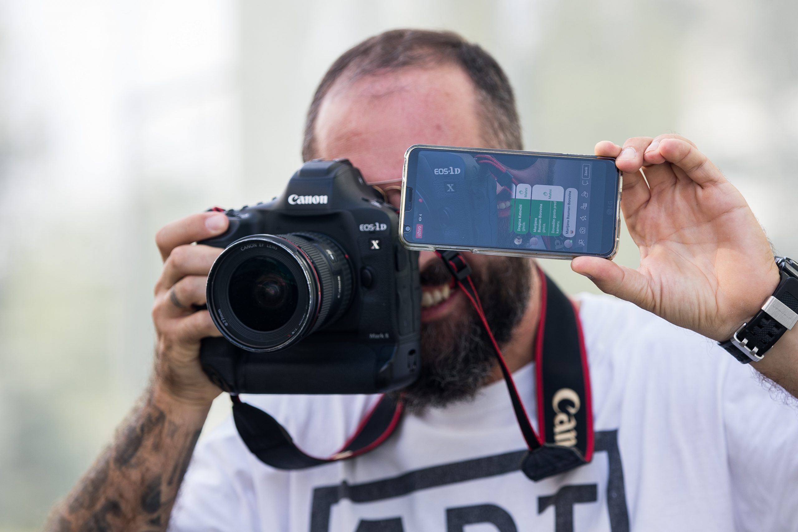 Zagreb: Fotoreporter na terenu radi Facebook live uz pomoć mobilnog telefona 06.09.2018., Zagreb - Fotoreporter na terenu radi Facebook live uz pomoc mobilnog telefona. 
Photo: Davor Puklavec/PIXSELL
