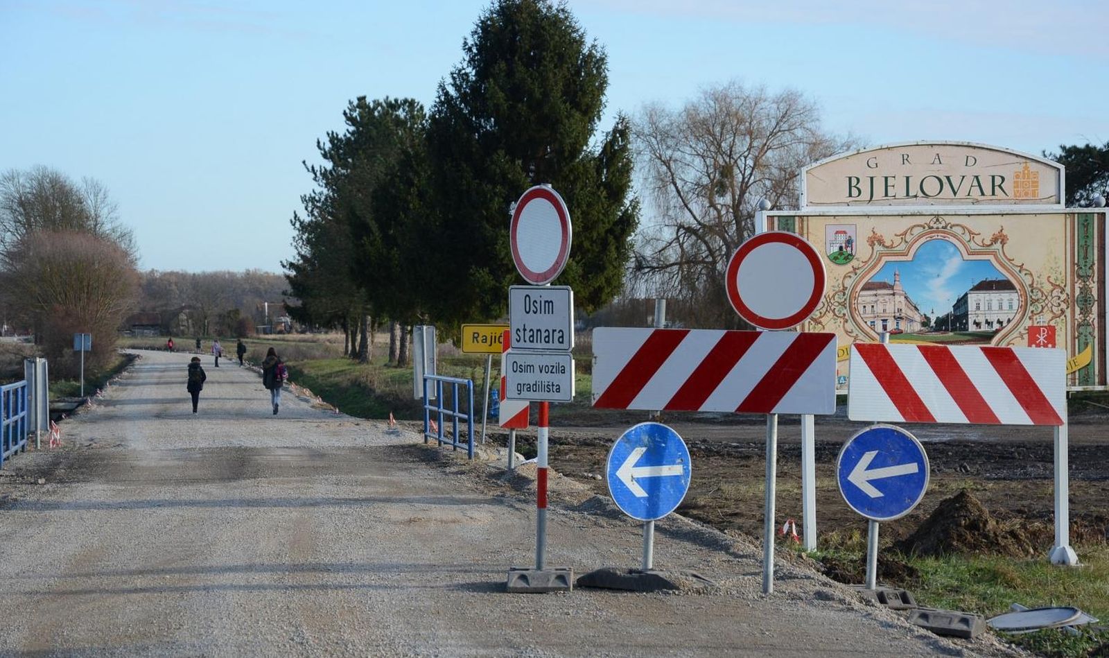 06.12.2018., Farkasevac, Rajic - Stvaraju se uvjeti za otvorenje dionice brze ceste od Cugovca do Farkasevca. U tijeku su radovi na prosirenju lokalnih cesta dogovorene dionice od Gudovca do Farkasevca, koja bi omogucila otvorenje, odnosno prometovanje vec odavno  izgradjene dionice brze ceste od Farkasevca do Cugovca, odnosno Zagreba. Ta dionica brze ceste trebala bi biti  otvorena do kraja prosinca. 

Photo: Damir Spehar/PIXSELL