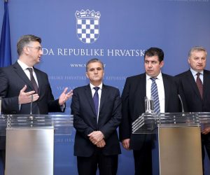 07.04.2017., Zagreb - Predsjednik Vlade RH Andrej Plenkovic objavio je na izvanrednoj konferenciji za medije da je rijesena kriza oko isporuke plina Petrokemiji Kutina. Photo: Patrik Macek/PIXSELL