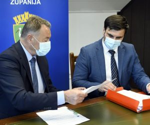 08.06.2021., Sisak - Bivsi sisacko-moslavacki zupan Ivo Zinic predao je ovlasti zupana novoizabranom Ivanu Celjaku.

Photo: Nikola Cutuk/PIXSELL
