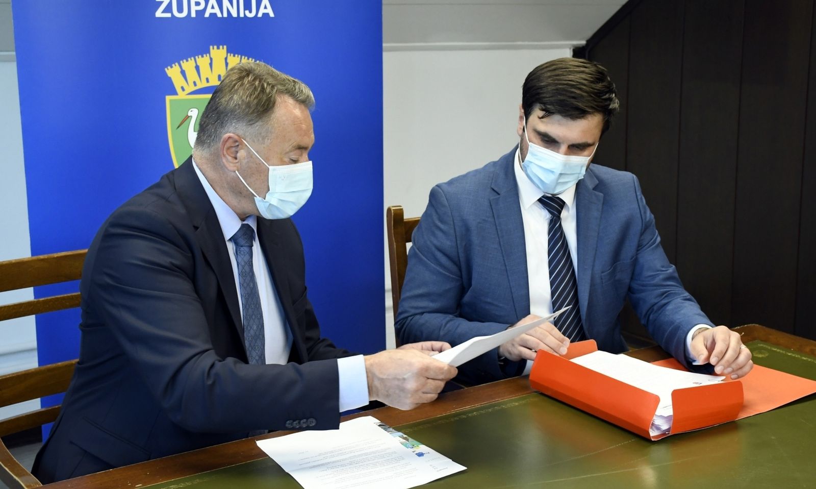 08.06.2021., Sisak - Bivsi sisacko-moslavacki zupan Ivo Zinic predao je ovlasti zupana novoizabranom Ivanu Celjaku.

Photo: Nikola Cutuk/PIXSELL