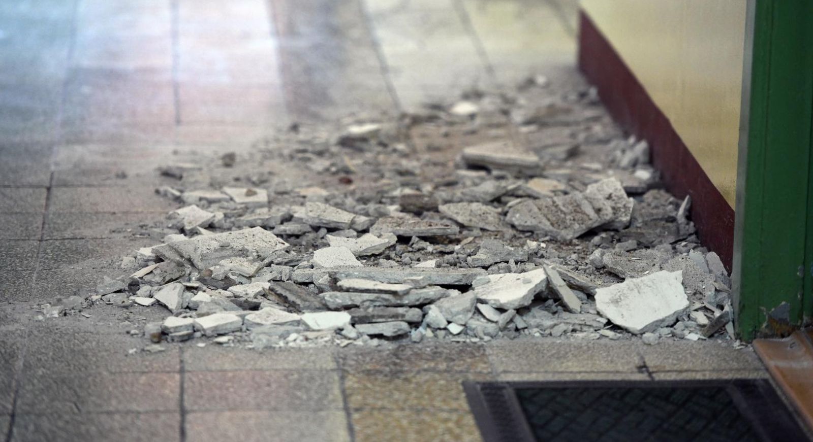08.06.2021., Vrpolje - Zbog potresa koji je jutros pogodio sibensko podrucje u skoli u Vrpolju doslo je do urusavanja stropa zgrade.
Photo: Hrvoje Jelavic/PIXSELL