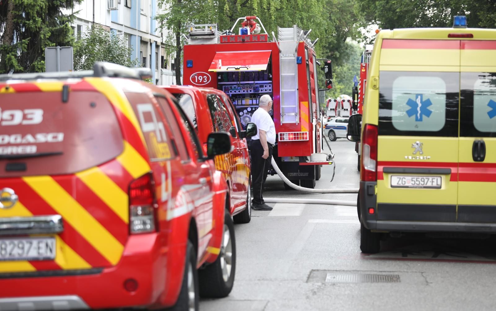 08.06.2021., Zagreb - Vatrogasci gase požar koji je zahvatio nekoliko stanova u neboderu u Trnskom. Photo: Marin Tironi/PIXSELL