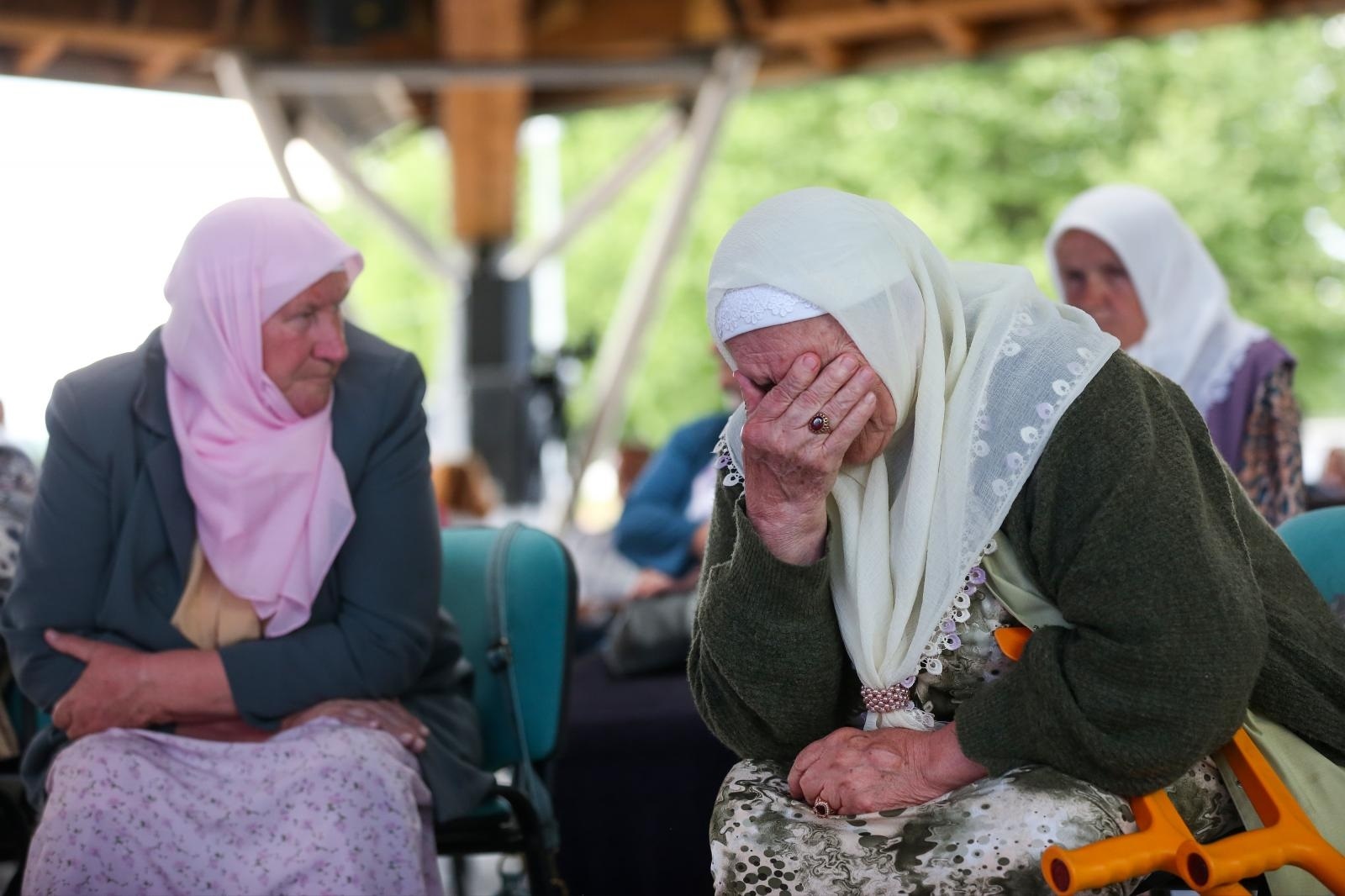 08.06.2021., Potocari, Bosna i Hercegovina - Majke Srebrenice prate presudu Ratku Mladicu. Prvostupanjskom presudom Mladic je proglasen krivim za deset od 11 tocaka optuznice Tuzilastva u Hagu. Izricanje presude je uz manje tehnicke poteskoce zapocelo u u 15 sati. 
Photo: Armin Durgut/PIXSELL