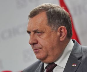 08.06.2021., Sekretarijat Glavnog odbora SNSD-a, Banjaluka (BiH) – Lider SNSD-a i predsjedavajuci Predsjednistva BiH Milorad Dodik odrzao je u Banjaluci konferenciju za novinare nakon izricanja drugostepene presude generalu Ratku Mladicu. „Presuda generalu Mladicu nema veze s pravdom, a ovakve vrsta presuda ne doprinosi pomirenju naroda“, rekao je Dodik. On je kazao da je i prema sarajevskim podacima u ratu stradalo 96.000 ljudi od cega su trecina Srbi, dok je samo dva odsto presuda za zlocine nad Srbima. "Kakva je ovo pravda kada ovo sudjenje sa slobode gledaju Naser Oric, Ante Gotovina, Atif Dudakovic i drugi mnogi koji pocinili zlocine nad Srbima, a oni su danas zasticeni mehanizmom medjunarodne nepravde", rekao je Dodik. Dodik je izrazio saucesce svim zrtvama u ratu.

Photo: Dejan Rakita/PIXSELL