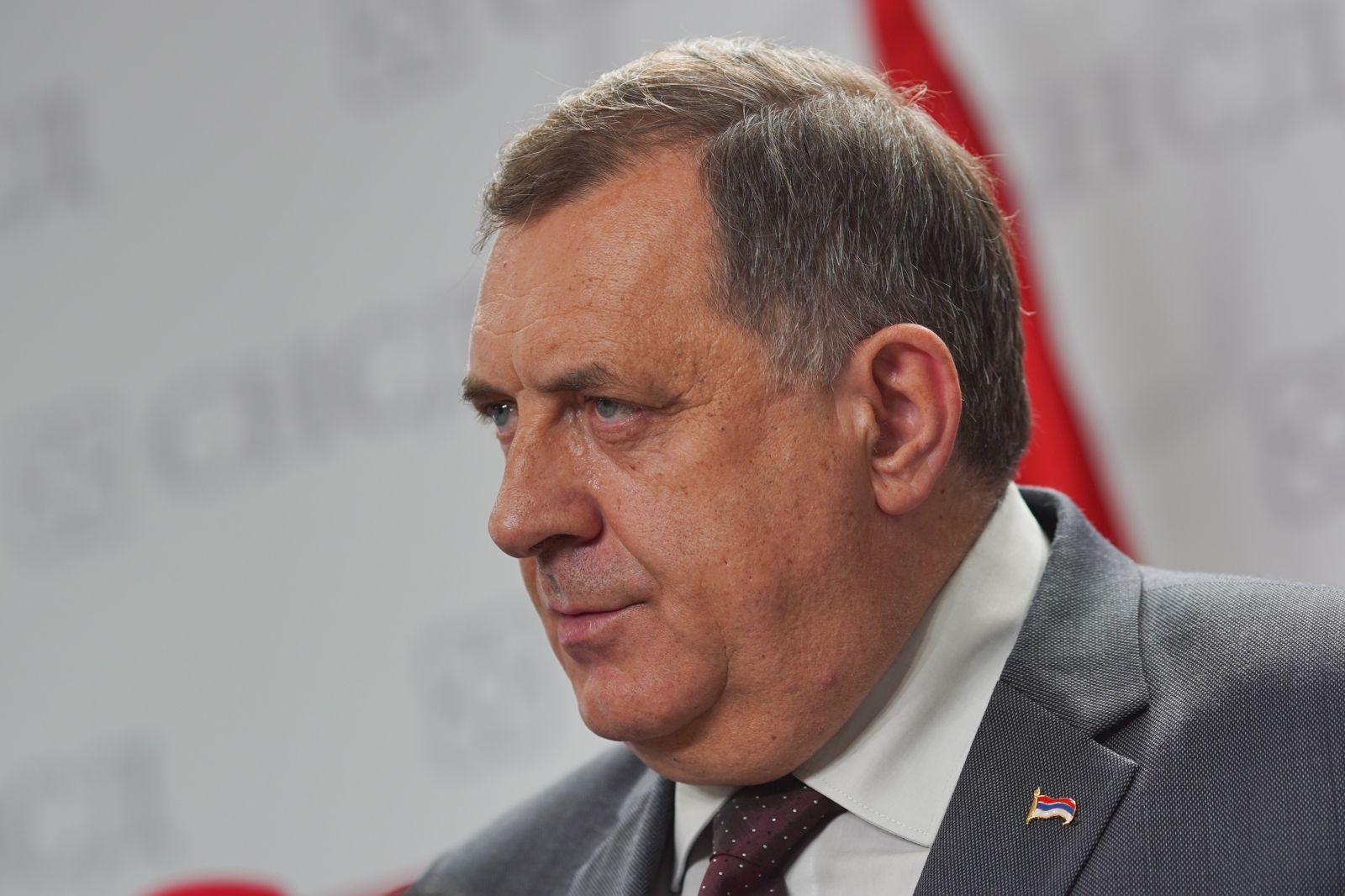 08.06.2021., Sekretarijat Glavnog odbora SNSD-a, Banjaluka (BiH) – Lider SNSD-a i predsjedavajuci Predsjednistva BiH Milorad Dodik odrzao je u Banjaluci konferenciju za novinare nakon izricanja drugostepene presude generalu Ratku Mladicu. „Presuda generalu Mladicu nema veze s pravdom, a ovakve vrsta presuda ne doprinosi pomirenju naroda“, rekao je Dodik. On je kazao da je i prema sarajevskim podacima u ratu stradalo 96.000 ljudi od cega su trecina Srbi, dok je samo dva odsto presuda za zlocine nad Srbima. "Kakva je ovo pravda kada ovo sudjenje sa slobode gledaju Naser Oric, Ante Gotovina, Atif Dudakovic i drugi mnogi koji pocinili zlocine nad Srbima, a oni su danas zasticeni mehanizmom medjunarodne nepravde", rekao je Dodik. Dodik je izrazio saucesce svim zrtvama u ratu.

Photo: Dejan Rakita/PIXSELL