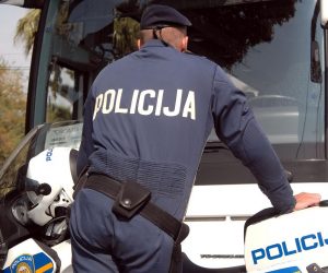 30.09.2008., Split - Autobus zracne luke na stanici u trajektnoj luci, kojeg je sofer ostavio od 8.00 sati ujutro do 13.00, sto je stvorilo problem za ostale autobuse jer nisu mogli obavljati prijevoz, policajac koji ceka vozaca autobusa.
Photo: Vanja Zubcic/Vecernji list