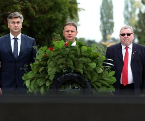 08.10.2017., Zagreb - Povodom Dana neovisnosti Republike Hrvatske na groblju Mirogoj polozeni su vijenci kod Sredisnjeg kriza u Aleji poginulih hrvatskih branitelja te na groblju prvog hrvatskog predsjednika dr. Franje Tudjmana. Premijer Andrej Plenkovic, predsjednik Sabora Gordan Jandrokovic, Vladimir Seks. Photo: Robert Anic/PIXSELL