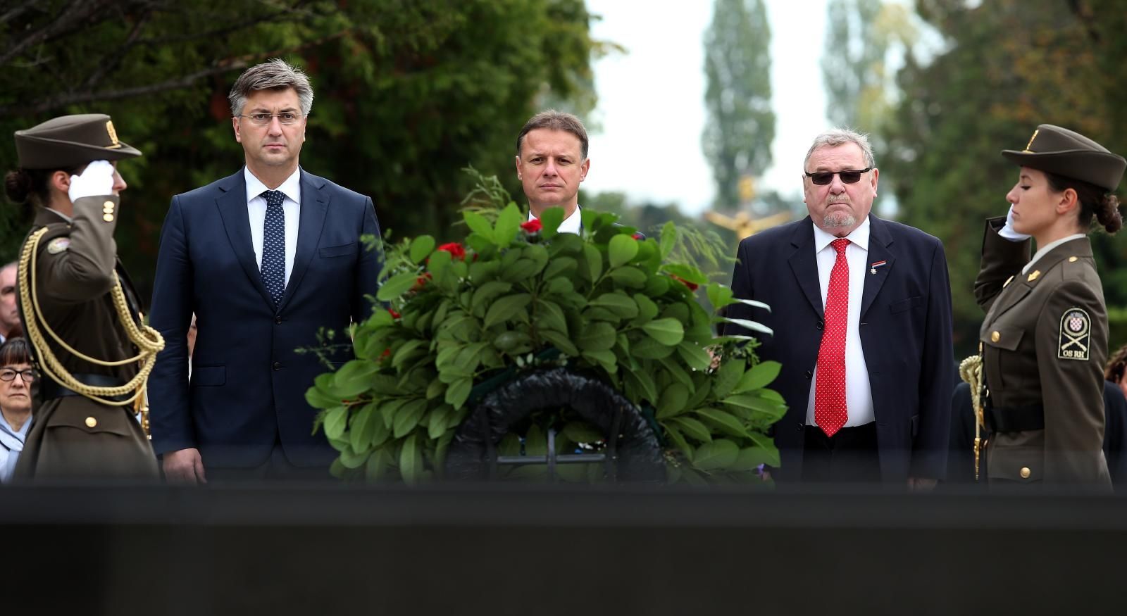 08.10.2017., Zagreb - Povodom Dana neovisnosti Republike Hrvatske na groblju Mirogoj polozeni su vijenci kod Sredisnjeg kriza u Aleji poginulih hrvatskih branitelja te na groblju prvog hrvatskog predsjednika dr. Franje Tudjmana. Premijer Andrej Plenkovic, predsjednik Sabora Gordan Jandrokovic, Vladimir Seks. Photo: Robert Anic/PIXSELL