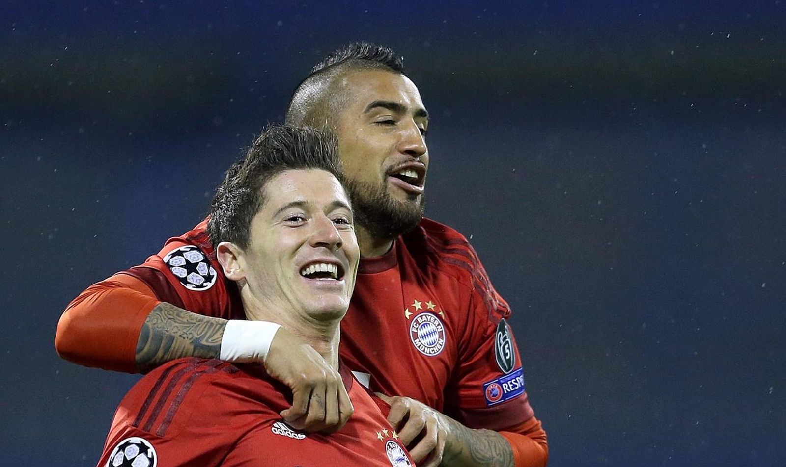 09.12.2015., stadion Maksimir, Zagreb - UEFA Liga prvaka, skupina F, 6. kolo, GNK Dinamo - Bayern Muenchen. Robert Lewandowski, Arturo Vidal. 
Photo: Goran Stanzl/PIXSELL