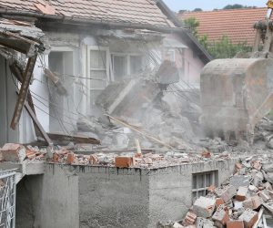 10.06.2021., Zagreb - U Fabijanicevoj ulici u Gornjoj Dubravi pocelo je prvo rusenje kuce po zahtjevima za obnovu.  Photo: Patrik Macek/PIXSELL