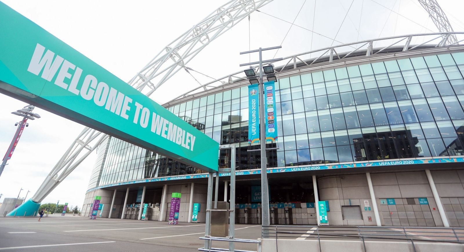 10.06.2021., Stadion Wembley, London, Engleska - UEFA Europsko prvenstvo 2020, Stadion Wembley na kojem ce se odigrati utakmica 1. kola skupine D izmedju reprezentacije Engleske i Hrvatske. Wembley Stadium je nogometni stadion u Londonu (Wembley, London Borough of Brent). Stadion je drugi po broju sjedecih mjesta u Europi, odmah iza Camp Noua u Barceloni i prvi po velicini natkrivenih stadiona na svijetu. Broj sjedecih mjesta varira ovisno o dogadjaju: 90000 (nogomet i ragbi), 75000 sjedecih mjesta i 15.000 stojecih (koncert) te 68400 do 72000 (atletika). Stadion je i najskuplji na svijetu do danas s cijenom gradnje od 798 milijuna britanskih funti. Stadion je izgradjen na mjestu staroga Wembleya, koji je srusen 2003. Kao datum zavrsetka gradnje stadiona navodi se 9. ozujka 2007. godine, kada su kljucevi stadiona predani nogometnom savezu Engleske. 
Photo: Luka Stanzl/PIXSELL