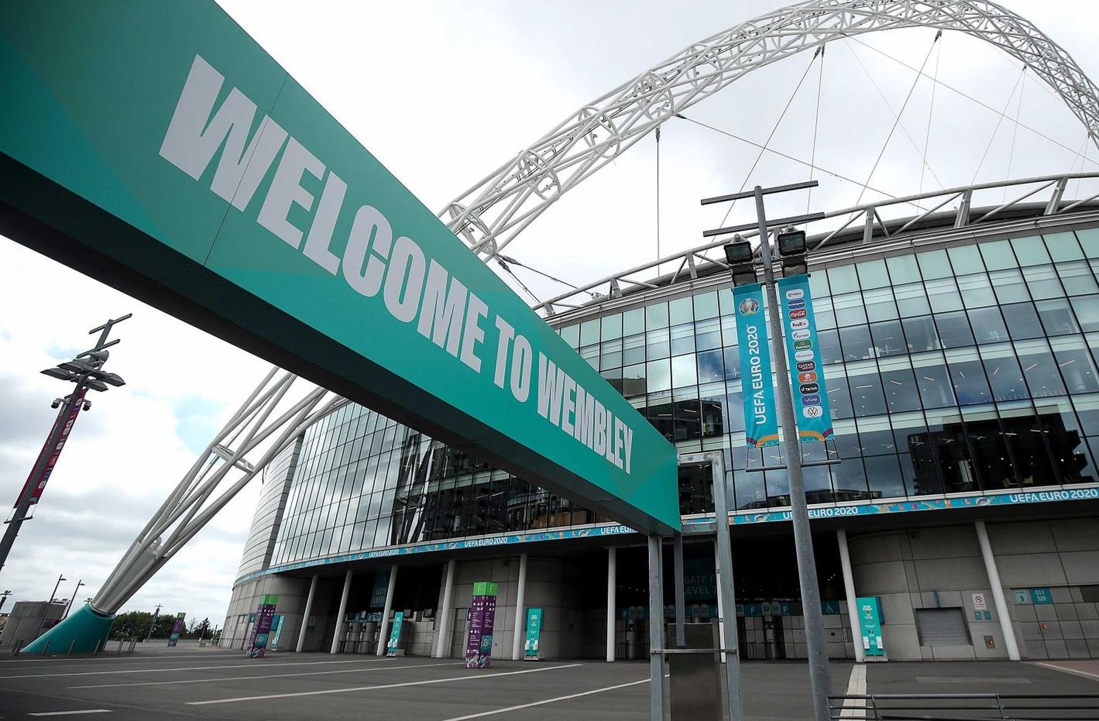 10.6.2021., Zagreb - Stadion Wembley, London, Engleska - UEFA Europsko prvenstvo 2020, Stadion Wembley na kojem ce se odigrati utakmica 1. kola skupine D izmedju reprezentacije Engleske i Hrvatske. 
Wembley Stadium je nogometni stadion u Londonu (Wembley, London Borough of Brent). Stadion je drugi po broju sjedecih mjesta u Europi, odmah iza Camp Noua u Barceloni i prvi po velicini natkrivenih stadiona na svijetu. Broj sjedecih mjesta varira ovisno o dogadjaju: 90000 (nogomet i ragbi), 75000 sjedecih mjesta i 15.000 stojecih (koncert) te 68400 do 72000 (atletika). Stadion je i najskuplji na svijetu do danas s cijenom gradnje od 798 milijuna britanskih funti. Stadion je izgradjen na mjestu staroga Wembleya, koji je srusen 2003. Kao datum zavrsetka gradnje stadiona navodi se 9. ozujka 2007. godine, kada su kljucevi stadiona predani nogometnom savezu Engleske. 
Photo: Goran Stanzl/PIXSELL