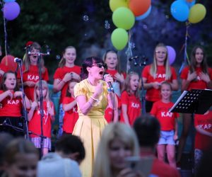 10.07.2019., Rijeka - Park Vladimira Nazora. U sklopu festivala Tobogan, koji je dio projekta Rijeka 2020 – Europska prijestolnica kulture, odrzana je promocija slikovnice i CD-a Kisni razdraganci uz piknik koncert Ivanke Mazurkijevic i Damira Martinovica Mrleta s djecjim zborom Kap. Photo: Goran Kovacic/PIXSELL