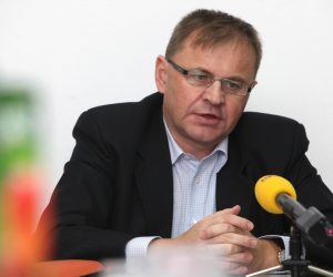 28.11.2010., Zagreb - Nogometni savez Zagrebacke zupanije na sjednici Izvrsnog odbora odlucio je podrzati Igora Stimca u utrci za novog predsjednika HNS-a. Tajnim glasovanjem za Stimca je glasovalo 11 clanova odbora dok je Vlatko Markovic dobio samo 3 glasa, izvijestio je predsjednik Nogometnog saveza Zagrebacke zupanije Ivan Brlekovic. 
Photo: Robert Anic/PIXSELL