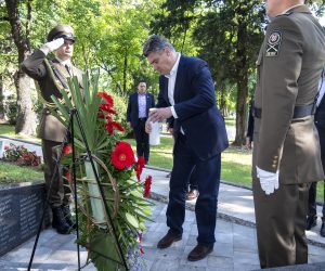 11.06.2021., Sinj - Predsjednik Milanovic polozio vijenac na spomeniku poginulim hrvatskim braniteljima u Domovinskom ratu nakon cega je odrzao sastanak s gradonacelnikom Grada Sinja i njegovim suradnicima. Na fotografiji predsjednik RH Zoran Milanovic.
Photo: Miroslav Lelas/PIXSELL