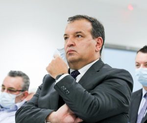 11.06.2021., Zagreb - Gradonacelnik Grada Zagreba Tomislav Tomasevic u drustvu ministra Vili Berosa i ravnatelja Mladena Busic otvorio je nove prostorije Dnevne bolnice u okviru KB Sveti Duh. Nova Dnevna bolnica raspolaze sa 65 smjestajnih jedinica i obuhvaca vise tehnoloskih cjelina -internisticki, neuroloski, kirurski, anestezioloski, ginekoloski te terapijski dio za potrebe fizikalne medicine i rehabilitacije. 
Photo: Emica Elvedji/PIXSELL