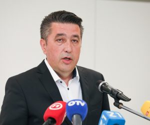 11.06.2021., Zagreb - Gradonacelnik Grada Zagreba Tomislav Tomasevic u drustvu ministra Vili Berosa i ravnatelja Mladena Busic otvorio je nove prostorije Dnevne bolnice u okviru KB Sveti Duh. Nova Dnevna bolnica raspolaze sa 65 smjestajnih jedinica i obuhvaca vise tehnoloskih cjelina -internisticki, neuroloski, kirurski, anestezioloski, ginekoloski te terapijski dio za potrebe fizikalne medicine i rehabilitacije. 
Photo: Emica Elvedji/PIXSELL