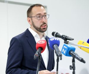 11.06.2021., Zagreb - Gradonacelnik Grada Zagreba Tomislav Tomasevic u drustvu ministra Vili Berosa i ravnatelja Mladena Busic otvorio je nove prostorije Dnevne bolnice u okviru KB Sveti Duh. Nova Dnevna bolnica raspolaze sa 65 smjestajnih jedinica i obuhvaca vise tehnoloskih cjelina -internisticki, neuroloski, kirurski, anestezioloski, ginekoloski te terapijski dio za potrebe fizikalne medicine i rehabilitacije. 
Photo: Emica Elvedji/PIXSELL