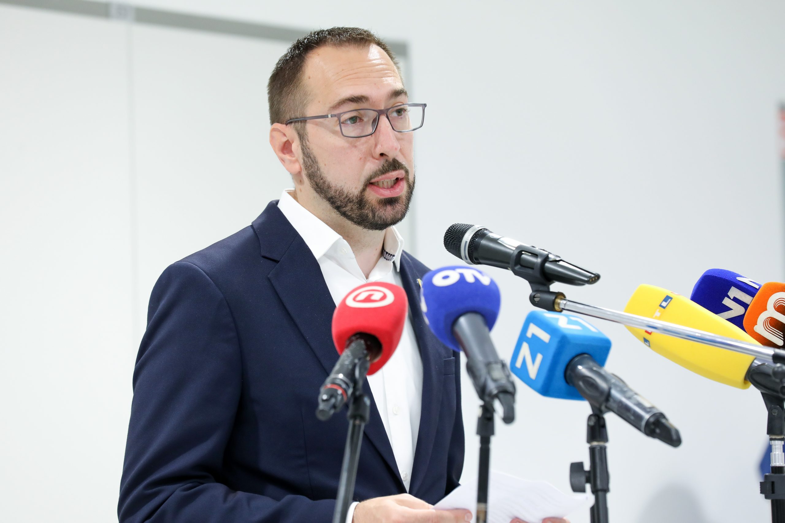 11.06.2021., Zagreb - Gradonacelnik Grada Zagreba Tomislav Tomasevic u drustvu ministra Vili Berosa i ravnatelja Mladena Busic otvorio je nove prostorije Dnevne bolnice u okviru KB Sveti Duh. Nova Dnevna bolnica raspolaze sa 65 smjestajnih jedinica i obuhvaca vise tehnoloskih cjelina -internisticki, neuroloski, kirurski, anestezioloski, ginekoloski te terapijski dio za potrebe fizikalne medicine i rehabilitacije. 
Photo: Emica Elvedji/PIXSELL