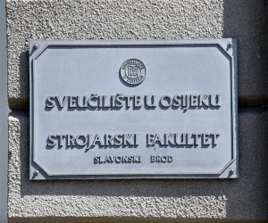11.08.2020., Slavonski Brod - Zakonom o osnivanju Sveucilista u Slavonskom Brodu i danom upisa u sudski registar, 3. kolovoza 2020. godine, kada je Sveuciliste pocelo obavljati djelatnost Strojarski fakultet u Slavonskom Brodu postao je sastavni dio Sveucilista. Ipak, dok se ne izradi nova, jos uvijek na zgradi fakulteta stoji stara oznaka Sveucilista u Osijeku.
Photo: Ivica Galovic/PIXSELL