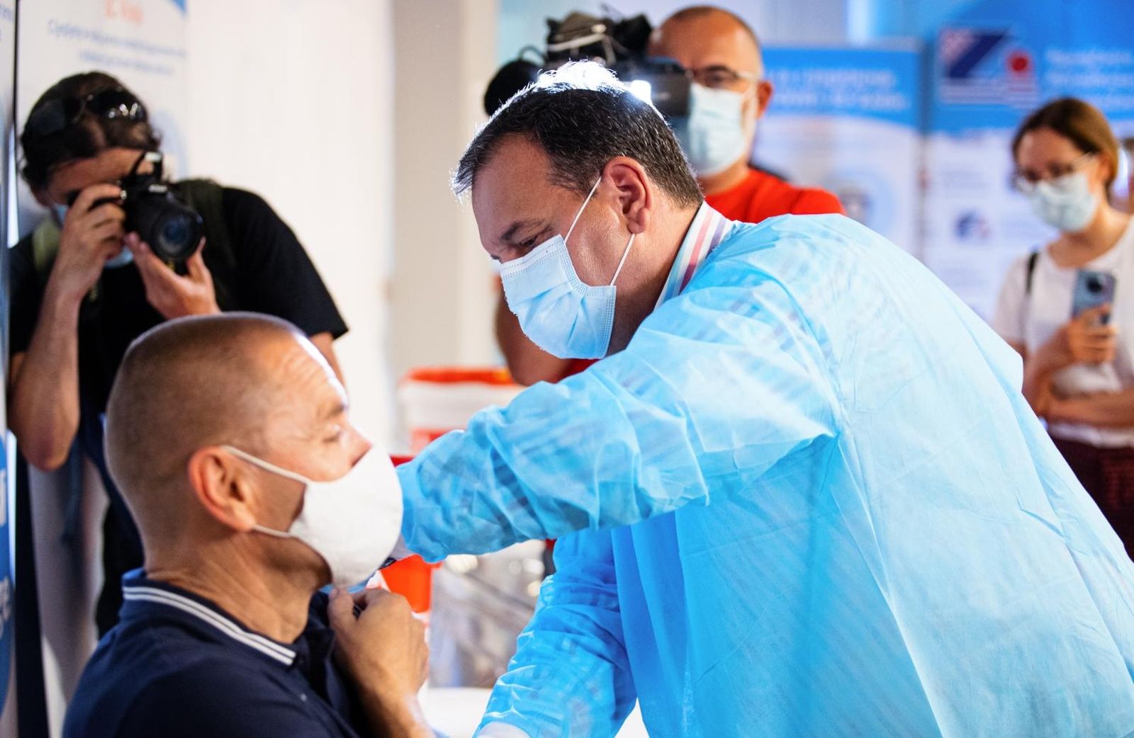 12.06.2021., Zadar- Ministar Vili Beros prikljucio se akciji vodstva kluba i navijaca KK Zadra masovnog cjepljenja. Photo: Marko Dimic/PIXSELL