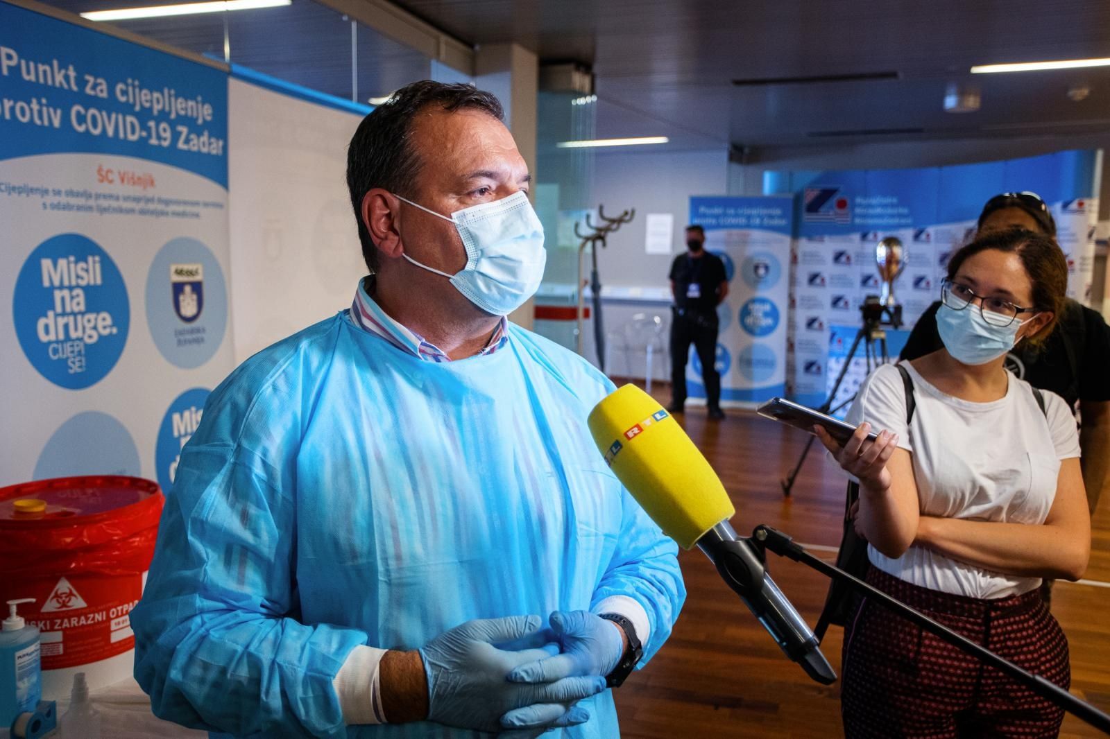 12.06.2021., Zadar- Ministar Vili Beros prikljucio se akciji vodstva kluba i navijaca KK Zadra masovnog cjepljenja. Photo: Marko Dimic/PIXSELL