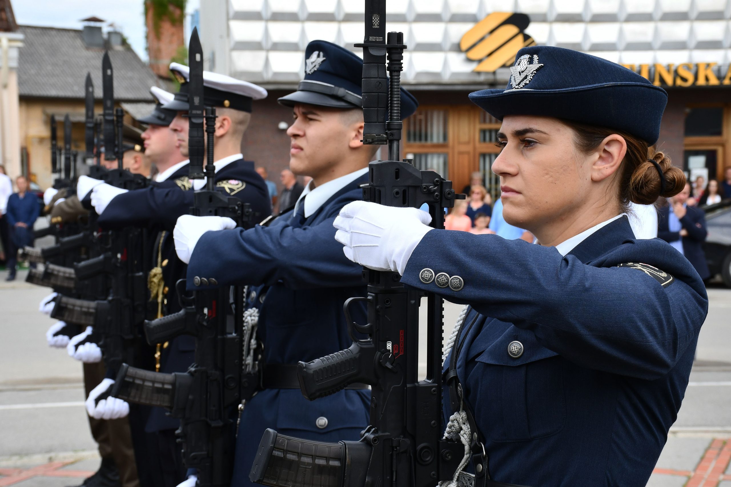 13.06.2021.,Vidovci - Povodom obiljezavanja 30. godisnjice ustrojavanja 63. „A“ samostalne gardijske bojne Zbora narodne garde Pozega, predsjednik Republike i vrhovni zapovjednik Oruzanih snaga Republike Hrvatske Zoran Milanovic, polozio je vijenac i zapalio svijecu kod spomenika poginulim hrvatskim braniteljima na Trgu 123. brigade.
Photo: Ivica Galovic/PIXSELL