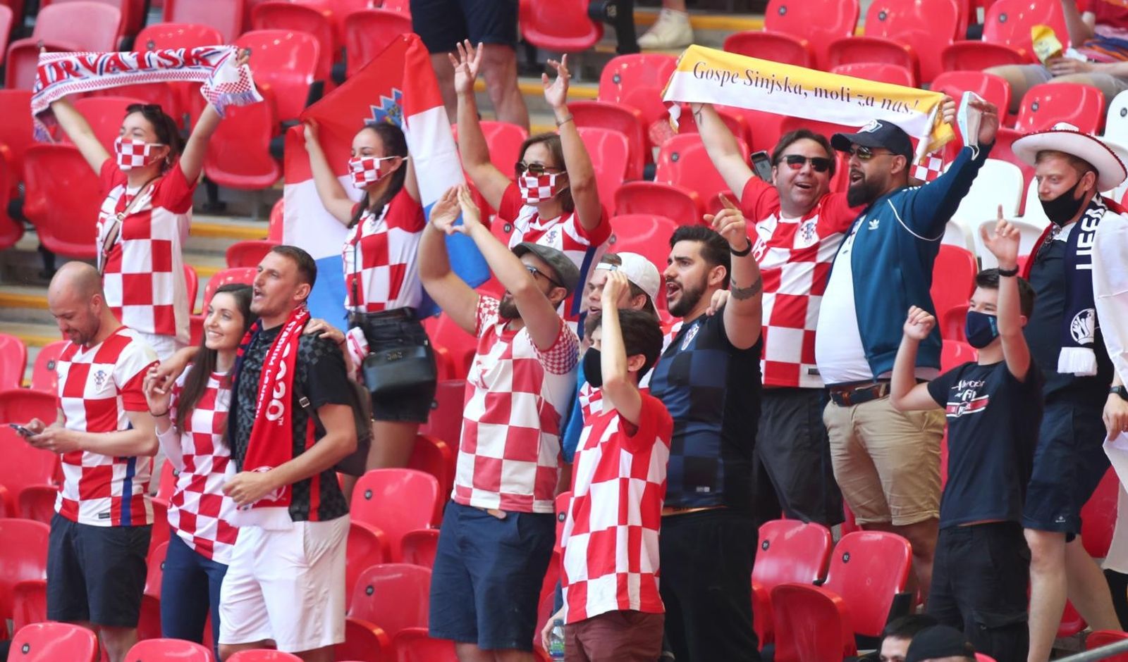 13.6.2021., Stadion Wembley, London, Engleska - UEFA Europsko prvenstvo 2020, skupina D, 1. kolo, Engleska - Hrvatska. Navijaci Hrvatske ispred stadiona Wembley Photo: Goran Stanzl/PIXSELL
