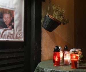 13.12.2020., Sisak - Brojni Siscani na terasi Siscia Jazz Cluba zapalili su svijece u spomen na proslavljenog jazz glazbenika, njihovog sugradjana, Damir Kukuruzovica koji je preminuo nakon borbe sa COVID-19. Photo: Nikola Cutuk/PIXSELL