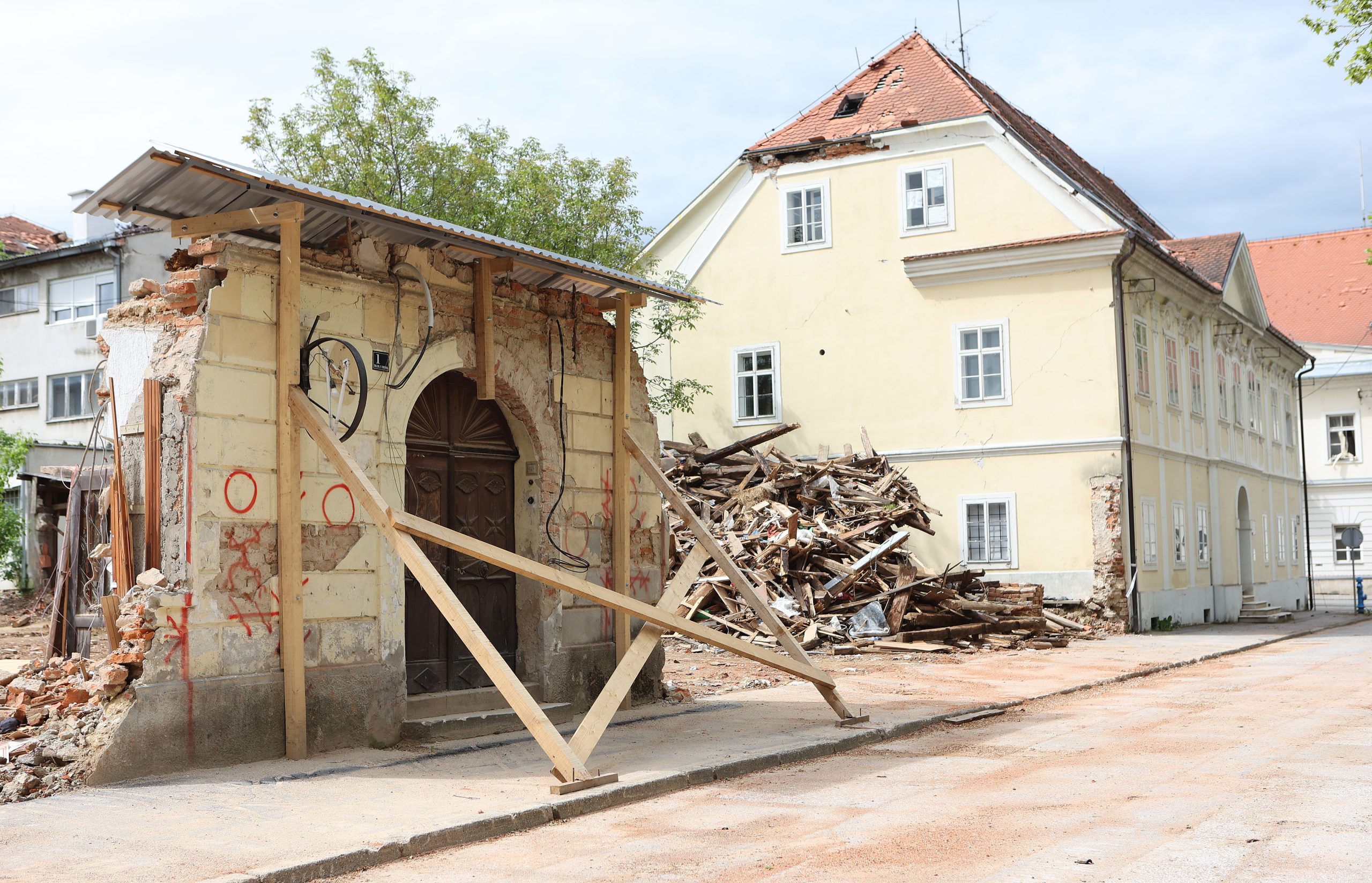 14.05.2021., Petrinja - Predsjednik Zoran Milanovic obisao je razrusenu Petrinju u pratnji gradonacelnika Darinka Dumbovica. Photo: Marko Prpic/PIXSELL