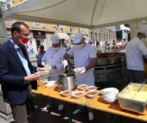 15.06.2021., Rijeka - Povodom obiljezavanja blagdana svetog Vida i dana grada Rijeke na Trgu 128. brigade HV odrzana je tradicionalna Gastrofesta na kojoj je gradjanima podijeljeno 1500 porcija liganja na mornarski s palentom i strudle od tresanja. Festi se prikljucio i gradonacelnik Marko Filipovic, te bivsi gradonacelnik Vojko Obersnel.
Photo: Goran Kovacic/PIXSELL