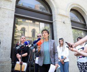 15.06.2021., Zagreb - Hrvatsko novinarsko drustvo (HND) i Sindikat novinara Hrvatske (SNH) odrzali su konferenciju za medije na kojoj su upozorili na "sramotno ponasanje Uprave Glasa Istre koja je iz odmazde odlucila uruciti izvanredne otkaze novinarkama i novinarima te medijske kuce nakon sto su dramaticnim pismom upozorili javnost na neprofesionalnu uredjivacku politiku Glasa Istre u predizbornoj kampanji u korist IDS-a". O tome su govorili Hrvoje Zovko, predsjednik HND-a, Maja Sever, predsjednica SNH-a, te novinari Glasa Istre Zoran Angeleski, Danijela Basic Palkovic, Borka Petrovic i Chiara Bilic.
Photo: Emica Elvedji/PIXSELL