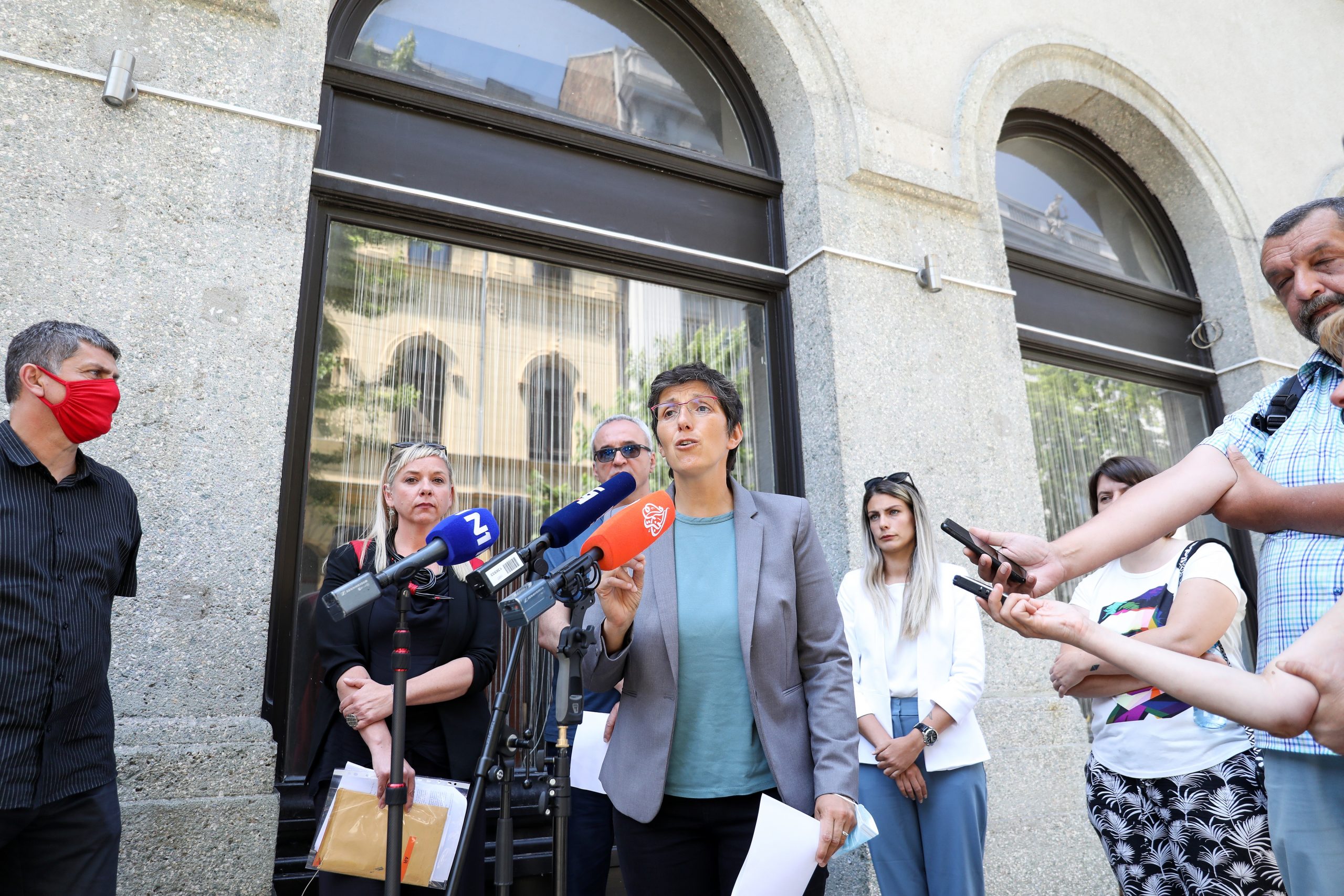 15.06.2021., Zagreb - Hrvatsko novinarsko drustvo (HND) i Sindikat novinara Hrvatske (SNH) odrzali su konferenciju za medije na kojoj su upozorili na "sramotno ponasanje Uprave Glasa Istre koja je iz odmazde odlucila uruciti izvanredne otkaze novinarkama i novinarima te medijske kuce nakon sto su dramaticnim pismom upozorili javnost na neprofesionalnu uredjivacku politiku Glasa Istre u predizbornoj kampanji u korist IDS-a". O tome su govorili Hrvoje Zovko, predsjednik HND-a, Maja Sever, predsjednica SNH-a, te novinari Glasa Istre Zoran Angeleski, Danijela Basic Palkovic, Borka Petrovic i Chiara Bilic.
Photo: Emica Elvedji/PIXSELL