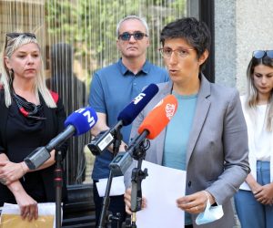 15.06.2021., Zagreb - Hrvatsko novinarsko drustvo (HND) i Sindikat novinara Hrvatske (SNH) odrzali su konferenciju za medije na kojoj su upozorili na "sramotno ponasanje Uprave Glasa Istre koja je iz odmazde odlucila uruciti izvanredne otkaze novinarkama i novinarima te medijske kuce nakon sto su dramaticnim pismom upozorili javnost na neprofesionalnu uredjivacku politiku Glasa Istre u predizbornoj kampanji u korist IDS-a". O tome su govorili Hrvoje Zovko, predsjednik HND-a, Maja Sever, predsjednica SNH-a, te novinari Glasa Istre Zoran Angeleski, Danijela Basic Palkovic, Borka Petrovic i Chiara Bilic.
Photo: Emica Elvedji/PIXSELL