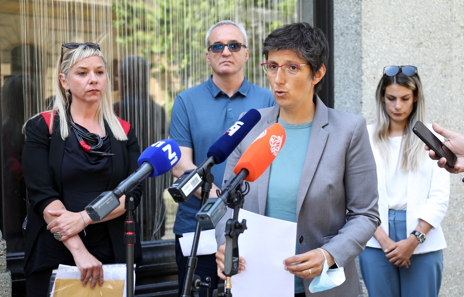 15.06.2021., Zagreb - Hrvatsko novinarsko drustvo (HND) i Sindikat novinara Hrvatske (SNH) odrzali su konferenciju za medije na kojoj su upozorili na "sramotno ponasanje Uprave Glasa Istre koja je iz odmazde odlucila uruciti izvanredne otkaze novinarkama i novinarima te medijske kuce nakon sto su dramaticnim pismom upozorili javnost na neprofesionalnu uredjivacku politiku Glasa Istre u predizbornoj kampanji u korist IDS-a". O tome su govorili Hrvoje Zovko, predsjednik HND-a, Maja Sever, predsjednica SNH-a, te novinari Glasa Istre Zoran Angeleski, Danijela Basic Palkovic, Borka Petrovic i Chiara Bilic.
Photo: Emica Elvedji/PIXSELL