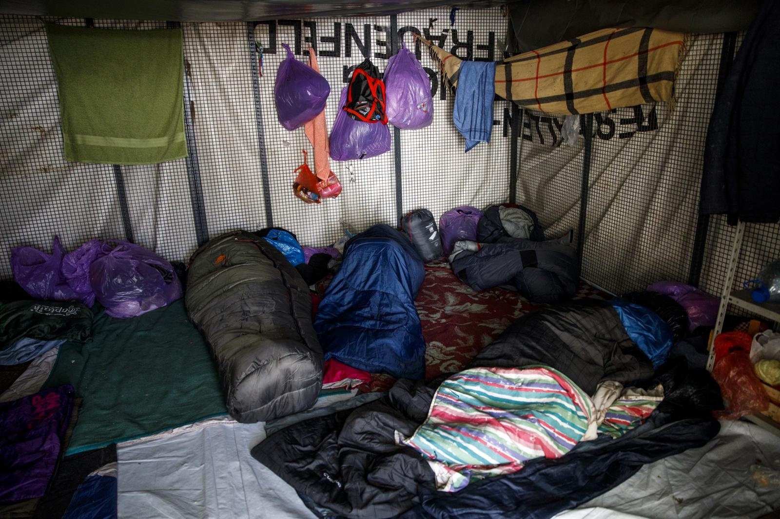 15.01.2021.,Bihac, Bosna i Hercegovina - Migrantski kamp Lipa koji se nalazi nekoliko kilometara od Bihaca, jos uvijek ne ispunjava osnovne uslove za normalan boravak. Postavljeni su vojni satori koji prokisnjavaju, tekuce vode nema, a ona u bocama i kanisterima mrzne jer temperature dostizu i -15 stupnjeva Celzijusa. Kupaju se u obliznjim potocima koji takodjer sluze i za pranje odjece ili tope snijeg kako bi dobli vodu. Vecina migranata ne zeli ostati ovdje jer kako kazu, ovo nije zivot dostojan covjeka. Da bi dosli do Bihaca gdje mogu nesto kupiti ili preuzeti novac koji im salju potrebno je da hodaju 6 i vise sati samo u jednom pravcu. Mnogi su bolesni i sa bolovima ali ne dobivaju nikakvu posebnu pomoc, cak ni tablete. Trenutno se u kampu nalazi oko 800 ljudi, a njime upravlja Ministarstvo sigurnosti Bosne i Hercegovine.
Photo: Armin Durgut/PIXSELL