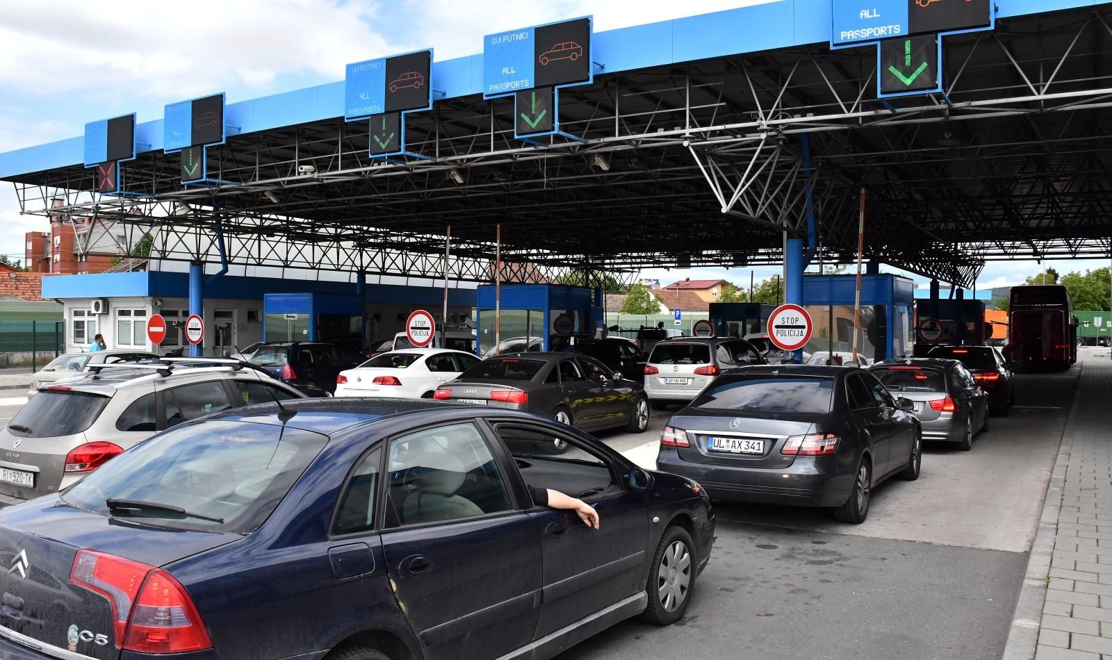 16.05.2021., Slavonski Brod - Guzve na ulazu u Hrvatsku na granicnom prijelazu s BiH u Slavonskom Brodu. 
Photo: Ivica Galovic/PIXSELL