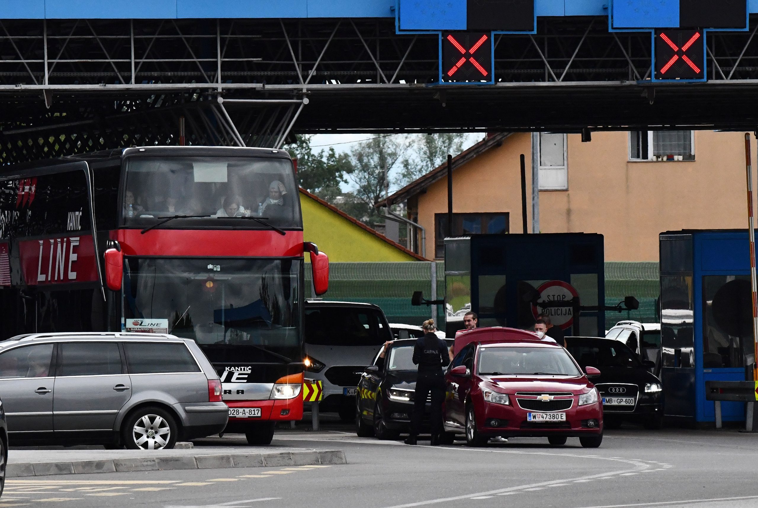 16.05.2021., Slavonski Brod - Guzve na ulazu u Hrvatsku na granicnom prijelazu s BiH u Slavonskom Brodu. 
Photo: Ivica Galovic/PIXSELL