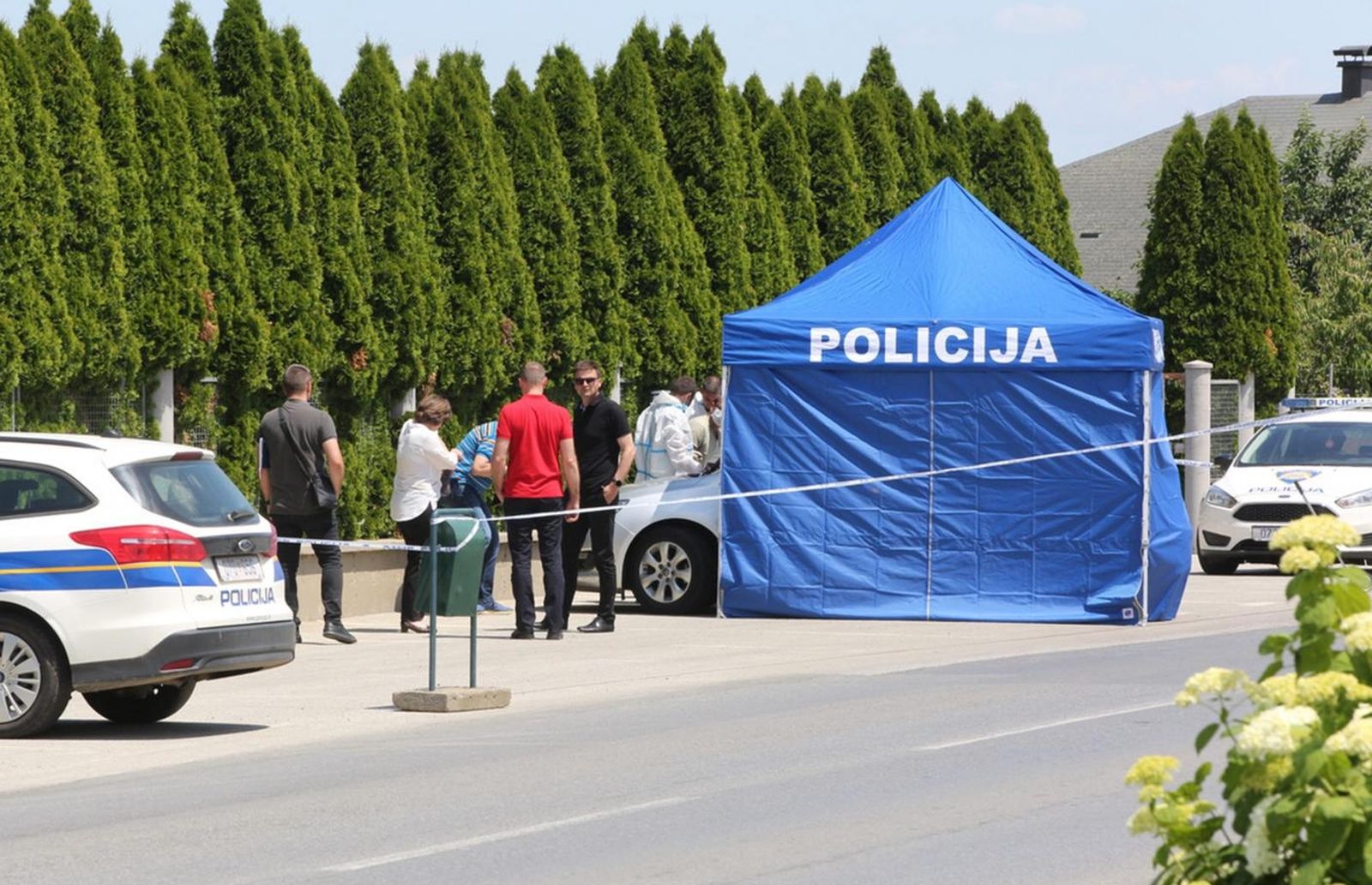 17.06.2021.,Viskovci - Na parkiralistu mjesnog groblja u opcini Viskovci kod Djakova pronadjene dvije mrtve osobe u osobnom automobilu,policija na ocevidu. Photo: Davor Javorovic/PIXSELL