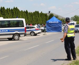 17.06.2021.,Viskovci - Na parkiralistu mjesnog groblja u opcini Viskovci kod Djakova pronadjene dvije mrtve osobe u osobnom automobilu,policija na ocevidu. Photo: Davor Javorovic/PIXSELL